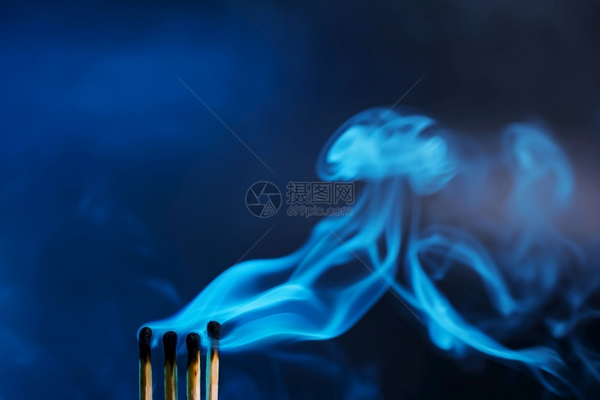 目的水平火柴刚在神秘的黑暗蓝光中熄灭在暗底背景下奇观的烟雾最小化文字的位置温暖图片