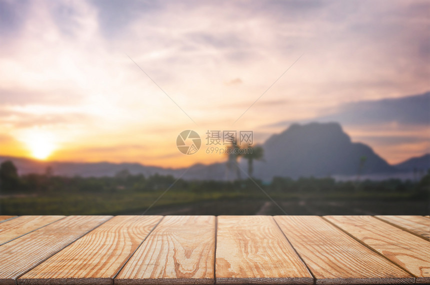 蓝色的正面在模糊蒙太暗面前空木板桌美妙的山地背景产品图片