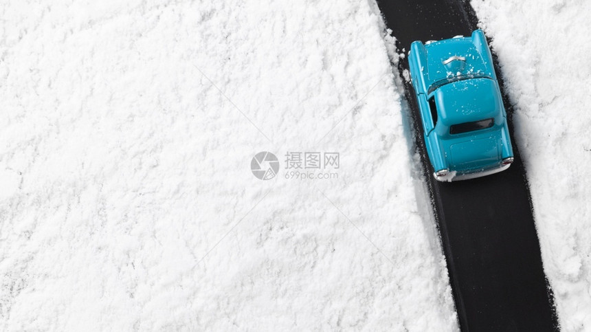 蓝色玩具车和雪的近视目铁路寒冷图片