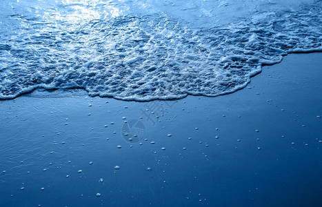 蓝色沙滩海浪泡沫图片