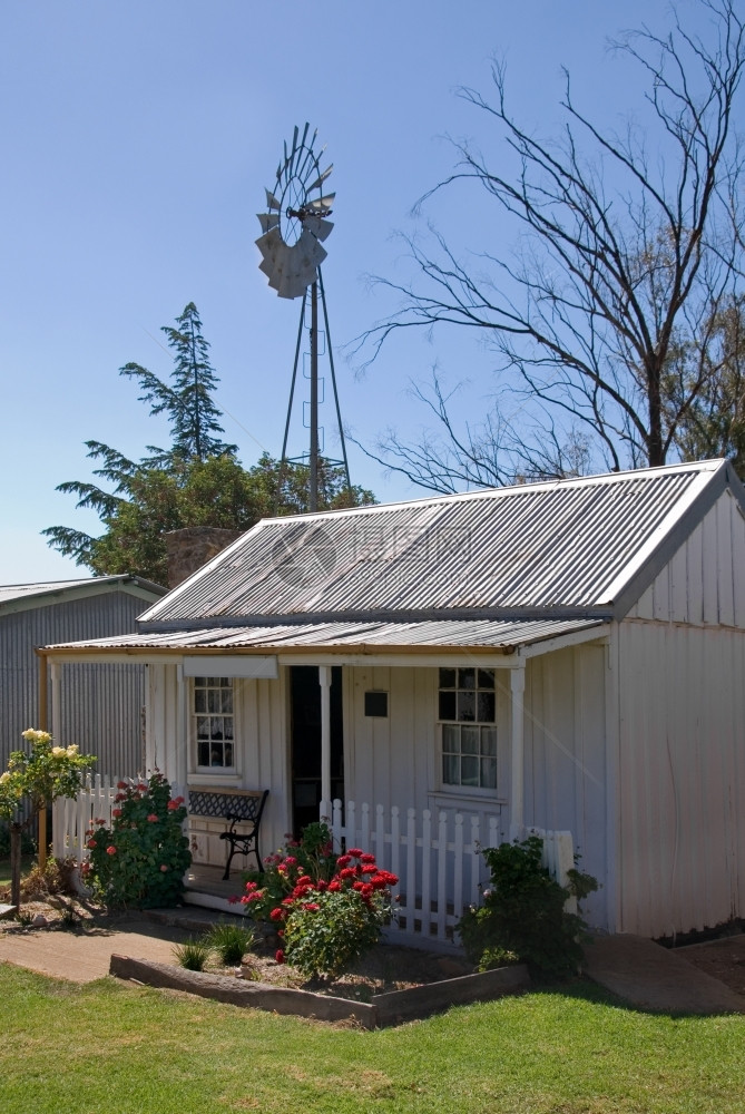 草地房子澳大利亚新南威尔士州农村一个老小屋瓦楞图片
