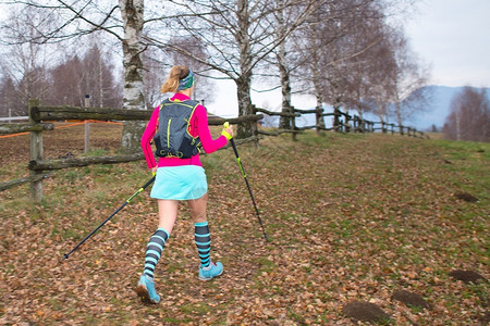 营冒险秋天的北欧漫步女孩在山上跋涉活动高清图片素材