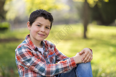 户外临时青少年男孩肖像儿子脸微笑幸福高清图片素材