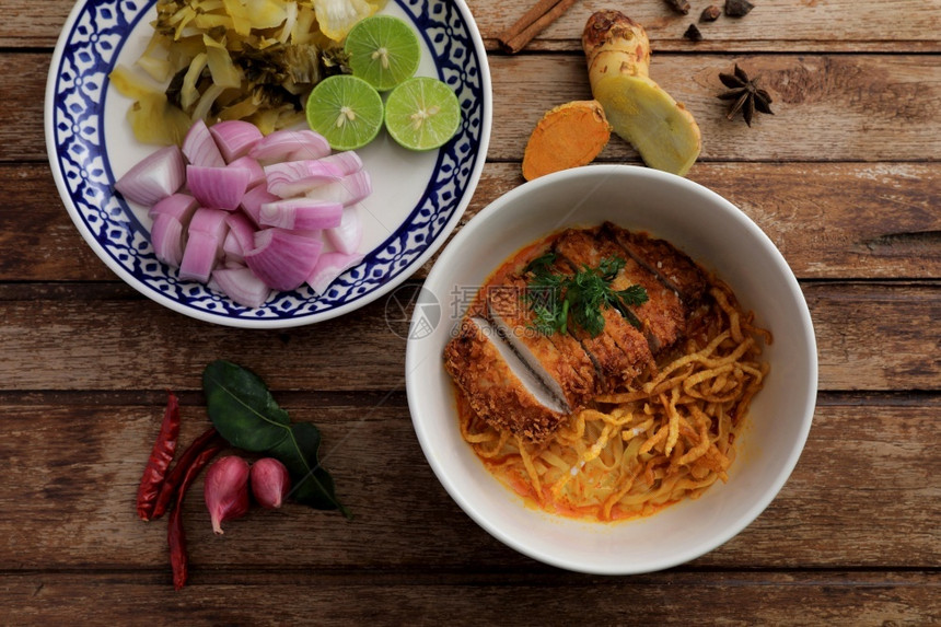 酸橙健康碗当地北泰国部食用土鸡蛋面条和烧猪肉图片