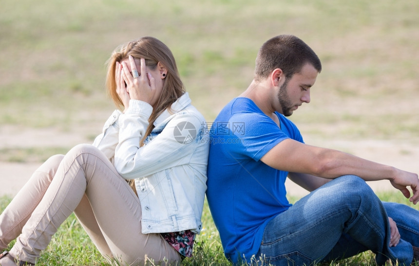 分手情侣坐在一起有问题男朋友生气的蒙面图片