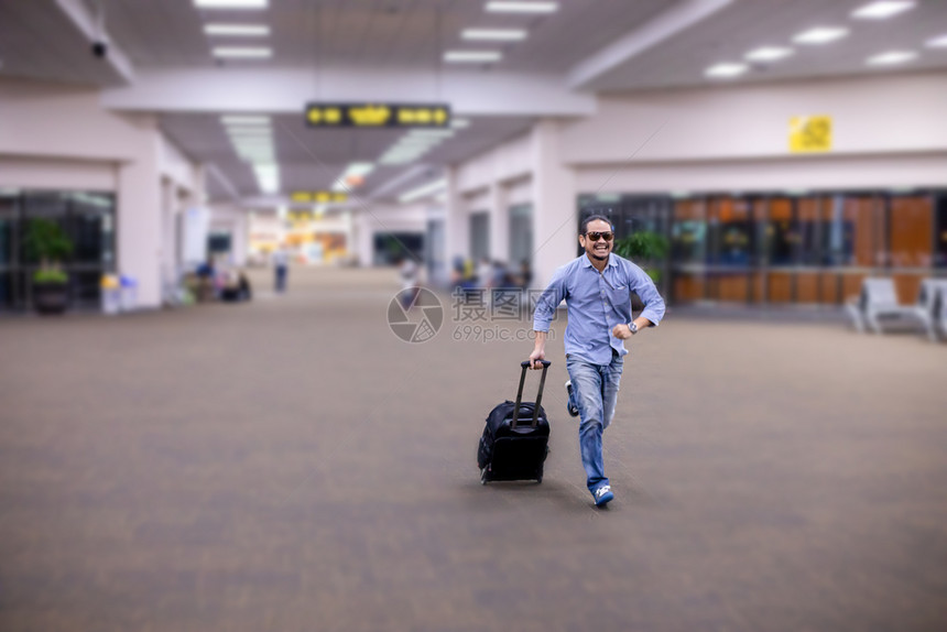 乘客假期行政人员亚洲旅行者在机场步和运输李箱的亚洲人旅行图片