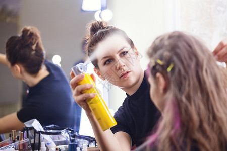 关心化妆艺术家在模特儿的头发上应用丝重点注意化妆艺术家发型女气质图片