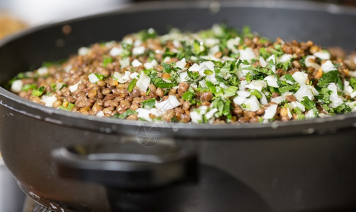 大蒜食物晚餐美味的冷扁豆沙拉加夏季蔬菜醋高清图片素材
