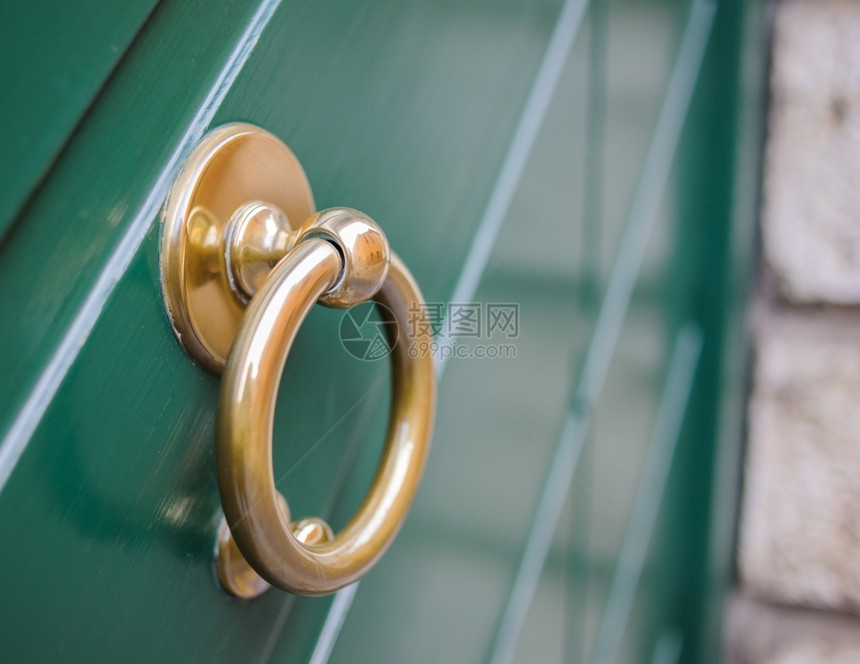 华丽的木门上黄铜环彩色绿木制的意大利图片
