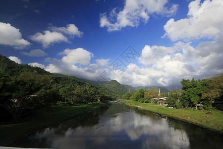 美丽跨越桥和天空山地的河面溪流老图片