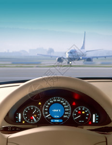 天空快速地夏汽车和机场视图的轮和仪表板图片
