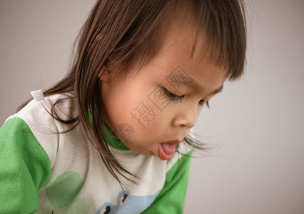 在灰色背景中孤立地咳嗽的可爱小女孩儿童保健和医疗概念儿童保健和医疗概念衬衫打喷嚏鼻涕药物高清图片素材