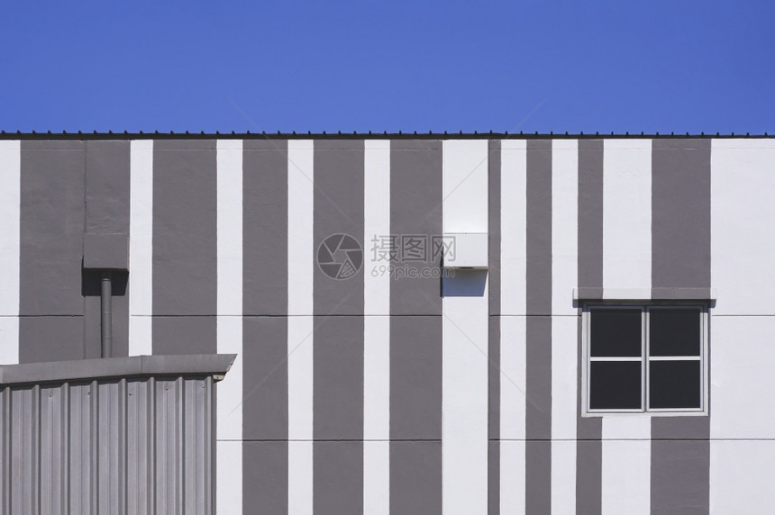 白色的城市玻璃窗口在现代白色和灰建筑上以蓝天空背景为口财产图片