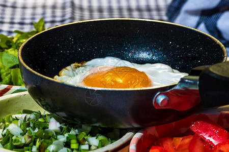在一个小煎锅里闭紧的炒鸡蛋用生锈的成分隔开白色新鲜油图片