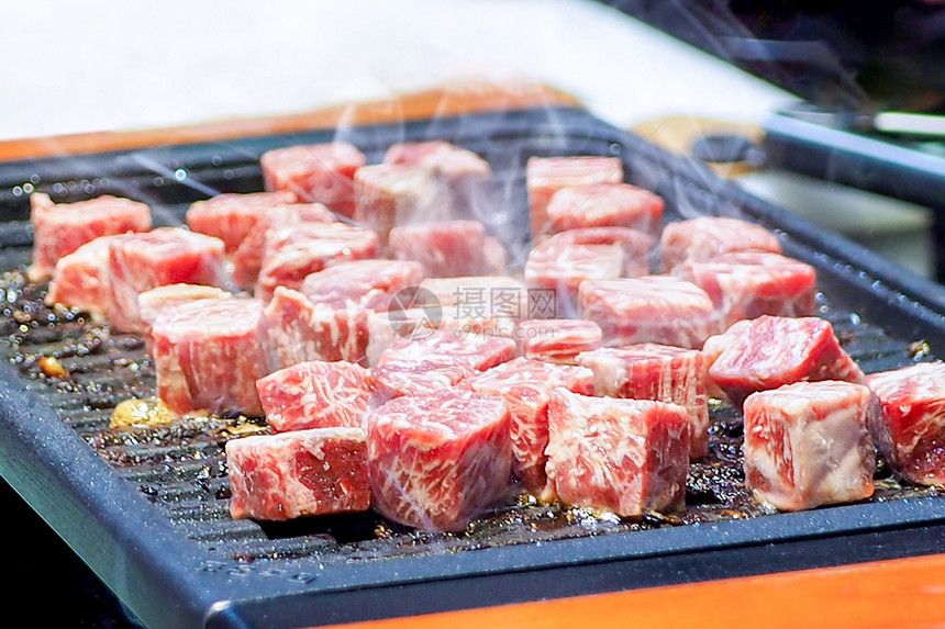 铁盘上的烤牛肉粒图片