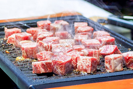 铁盘上的烤牛肉粒红色的高清图片素材