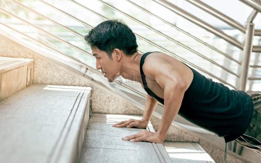 亚洲英俊健康壮男子通过推上户外楼梯锻炼运动和生活方式概念运动有氧力量正在做图片