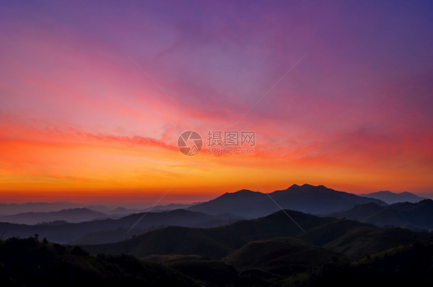 夜晚清晨在山地尼恩昌苏克山皮洛坎沙纳布里山的美丽日出神经元泰国图片