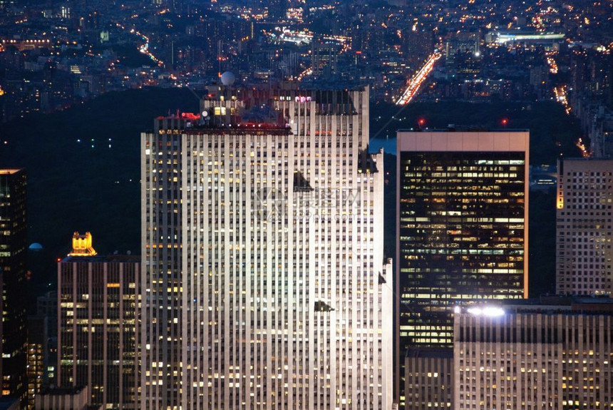 新的来自帝国大厦夜之纽约州市金融的观光图片