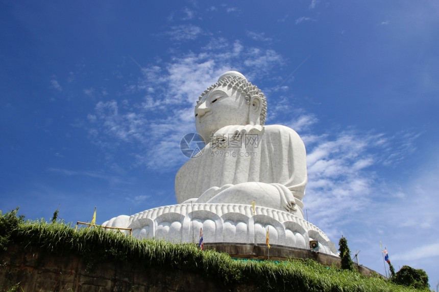 结石普吉大佛陀与美丽的蓝色天空文化和平图片