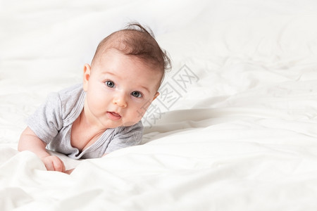 躺在床上的女婴脸高清图片素材