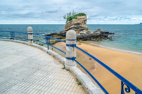 风景因为西班牙北部坎塔布里亚州桑坦德市山马海滩的景象西班牙北部Cantabria的骆驼海滩水旅游高清图片素材