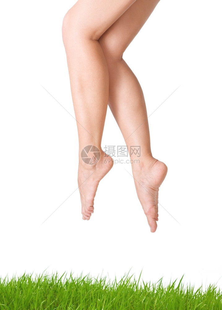 赤脚白色上孤立的光滑感和美丽的女双腿治疗士图片