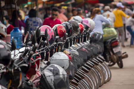 一种发动机速度许多摩托车停在一团乱的中高清图片