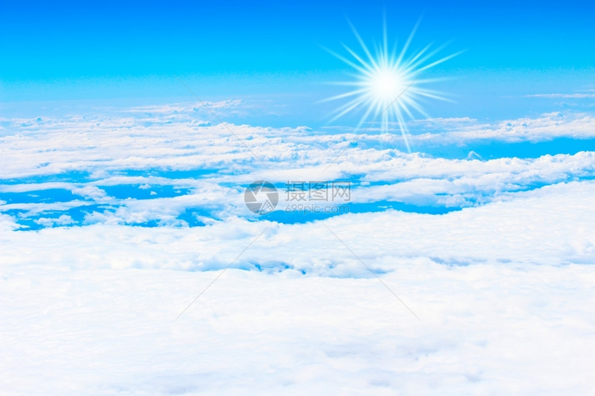 夏天蓝色空中的白云高美丽图片