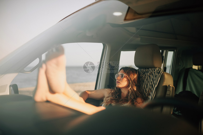 里面坐在车厢着的年轻女子穿着迷你服装太阳镜白天图片