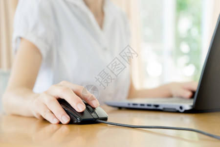 交流无线的浏览女手点击计算机鼠标的图像图片