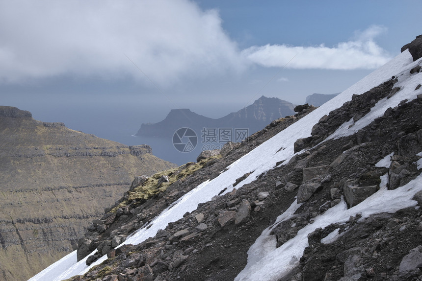 户外景观逃脱法罗群岛地貌的横向风景图像其美丽的山峰覆盖着雪和北大西洋其背景远处是法罗群岛光荣的肖像印花牌图案图片