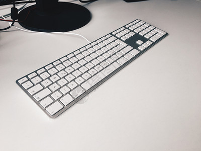 铝技术网络白色表格上的现代计算机键盘办公室和业务概念办公和业务概念图片
