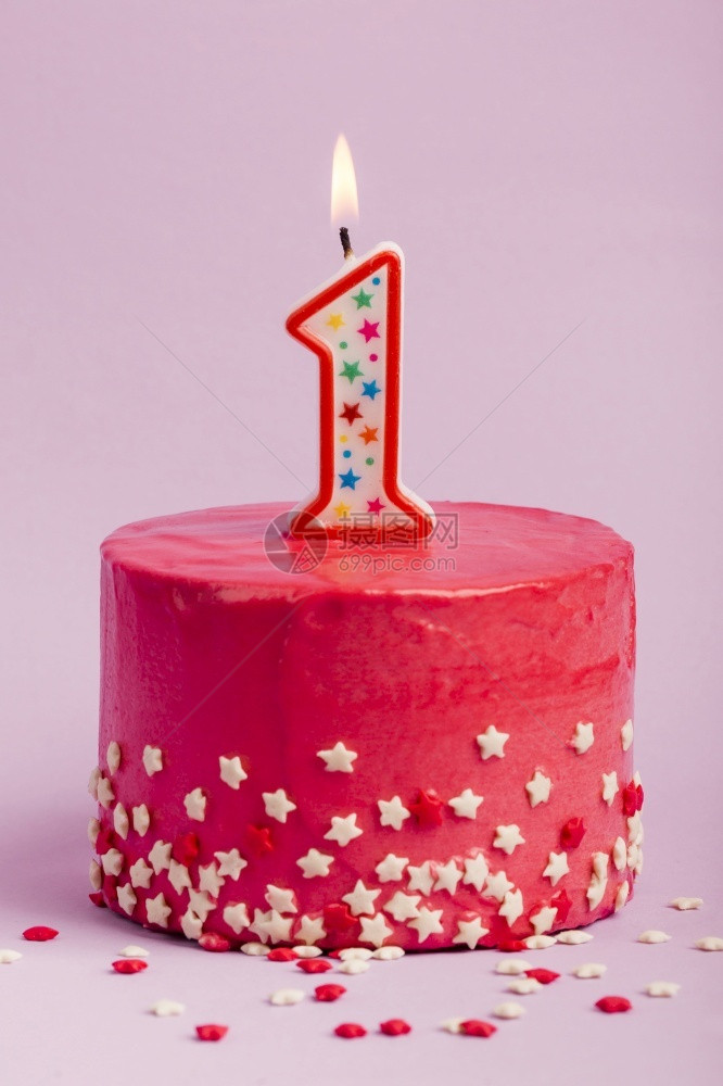 高的解析度一号蜡烛红蛋糕上面有星的喷洒紫色背景分辨率和高品质美丽光照一号蜡烛红蛋糕紫色背景上也有星的闪洒彩色和分辨率美容照片概念图片