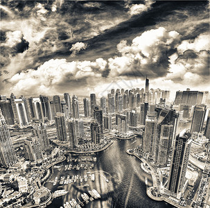 天空高的城市景观黄昏迪拜码头建筑的鸟瞰图黄昏迪拜码头建筑的鸟瞰图图片
