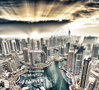 城市的全景黄昏迪拜码头建筑的鸟瞰图黄昏迪拜码头建筑的鸟瞰图阿联酋图片