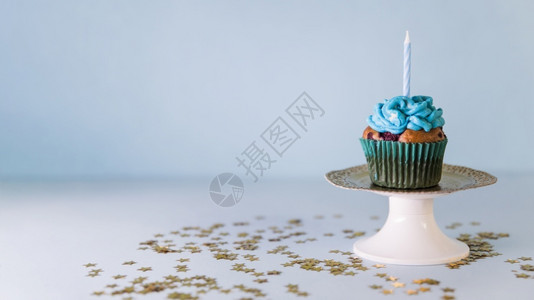 蓝背景的蜡烛蛋糕饼柜礼物对待食图片