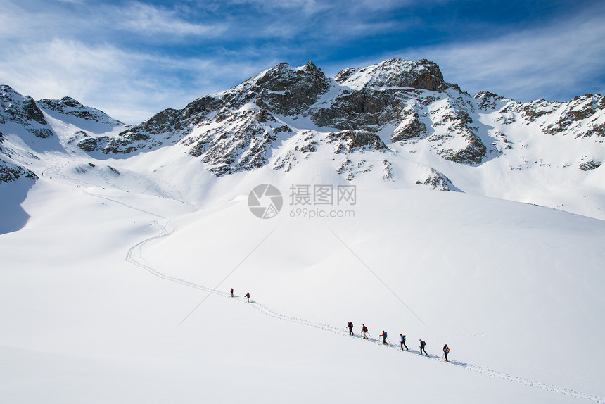 雪山登山团队图片