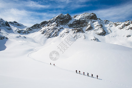 雪山登山团队背景图片