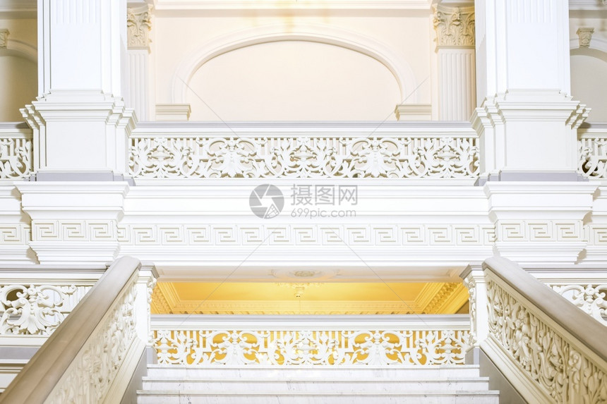 结构体泽林古典博物馆内有浅彩色雪松和楼梯的室内空图片