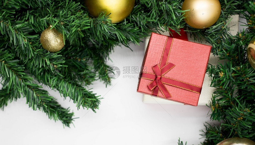 丝带圣诞礼物红箱盒美丽的白色图片