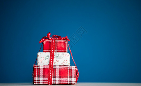 问候圣诞礼物红箱盒丝带假期图片