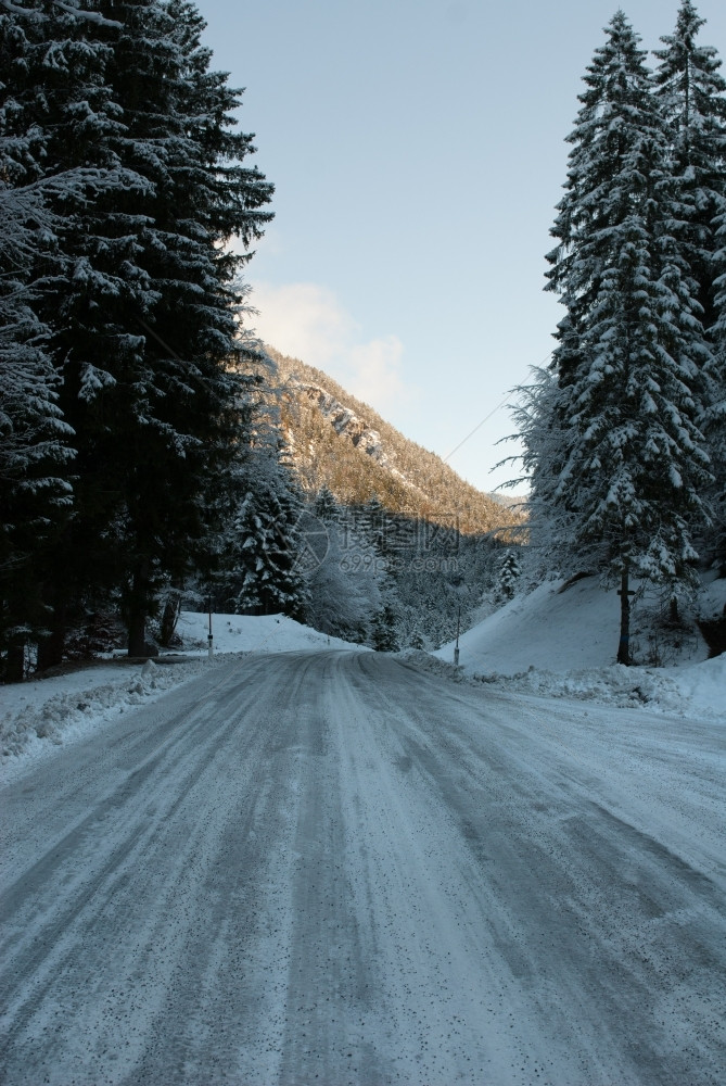 奥地利阿尔卑斯山的雪覆盖道路清除寒冷的冬天图片