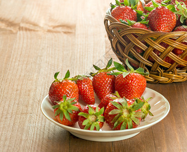 带新鲜草莓的篮子食物收成生活图片
