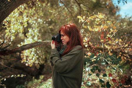 游客老的女孩年轻子用旧的模拟相机在森林里拍照漂亮的高清图片素材