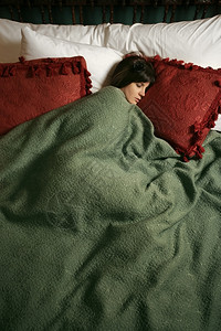 一位美丽的女单独睡在一张大床上的相片独自家女孩图片