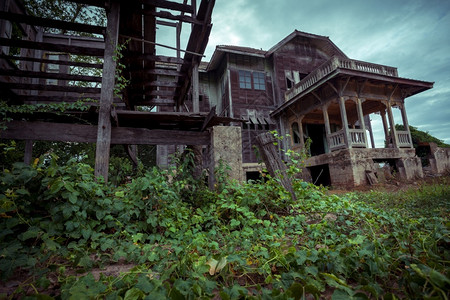闹鬼日落时被遗弃的旧木屋可怕背景图片