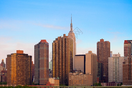 多层天空邻里美国纽约市曼哈顿MurrayHill大楼的天线日落高清图片素材