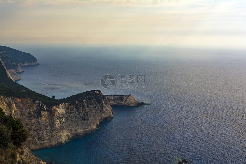希腊莱夫卡达岛美丽的顶景海岸线希腊莱夫卡达岛美丽的顶景海岸线支撑晴天全景图片