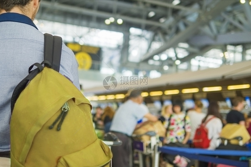 在机场报到柜台等待的长旅客排队等候报到的模糊不清旅客简单集中照片计数器为了内部的图片